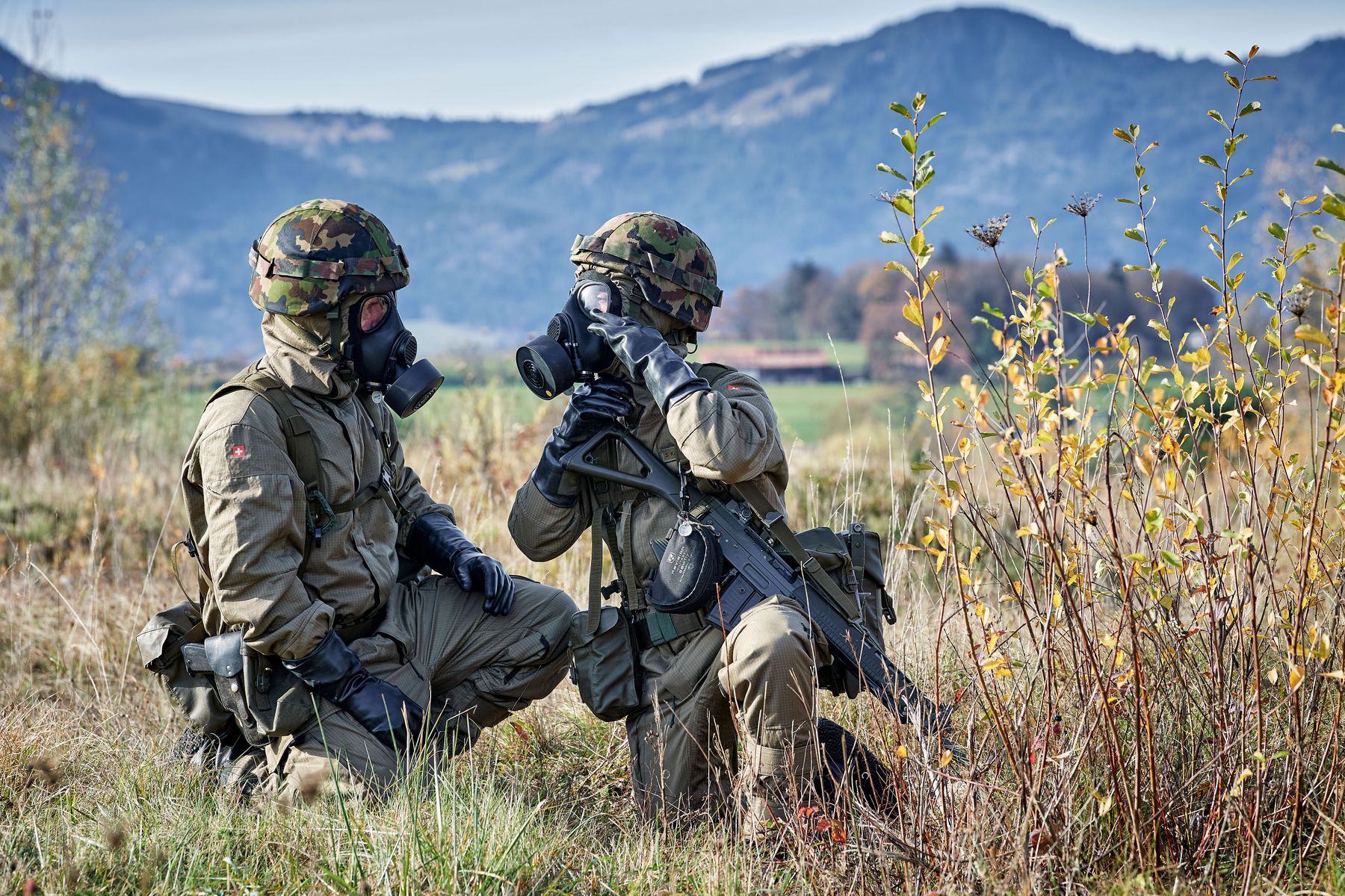 Due soldati svizzeri con l'equipaggiamento individuale NBC.